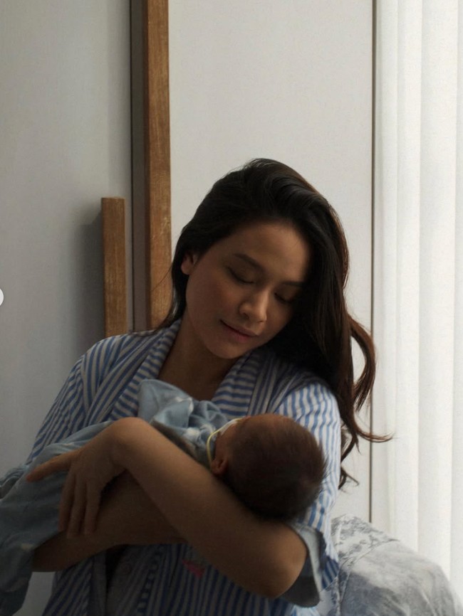 Potret Hanggini Tetap Tampil Fresh Usai Melahirkan, Pamer saat Momong Anak