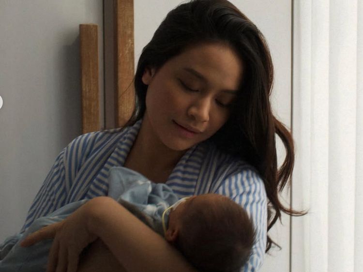 Potret Hanggini Tetap Tampil Fresh Usai Melahirkan, Pamer saat Momong Anak