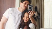 Hanggini mengunggah foto bersama anak pertamanya dan suami, Luthfi Aulia. Foto: Instagram @hanggini