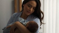 30 April 2026, tepat 1 bulan anak kami lahir ke dunia. Kian Badani Haneldra. Salam kenal Om & Tante! tulis Hanggini di akun media sosialnya, Minggu (31/5/2026). Foto: Instagram @hanggini