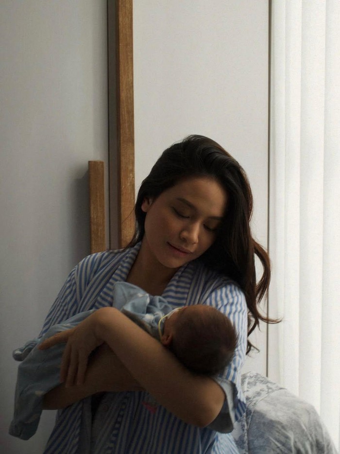 Hanggini melahirkan anak pertama.