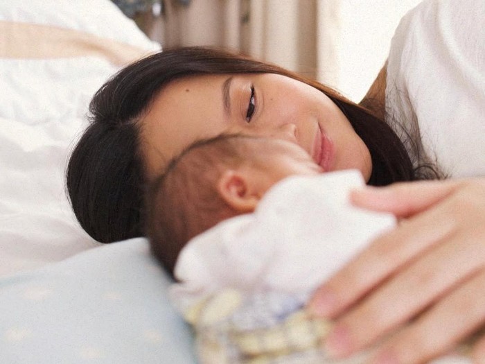 Hanggini melahirkan anak pertama.