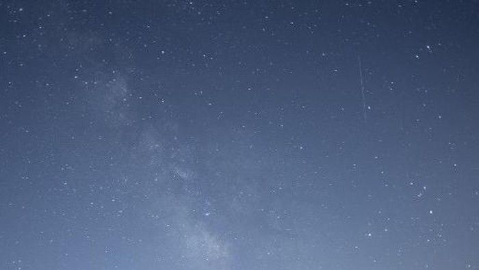 A meteor streaks across the sky against a field of stars are seen during a meteor shower in Ronda, Andalusia, Spain on August 12, 2025. (Photo by JORGE GUERRERO / AFP)