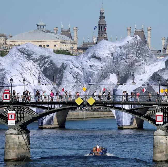 Instalasi Seni Sulap Jembatan Tertua Paris Jadi Gua Batu Raksasa