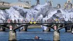 Instalasi Seni Sulap Jembatan Tertua Paris Jadi Gua Batu Raksasa
