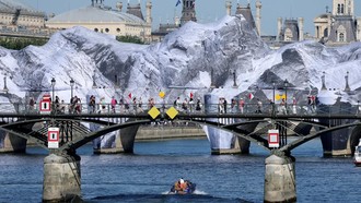 Instalasi Seni Sulap Jembatan Tertua Paris Jadi Gua Batu Raksasa