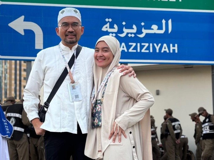 Intan Nuraini naik haji bareng adik dan suami.