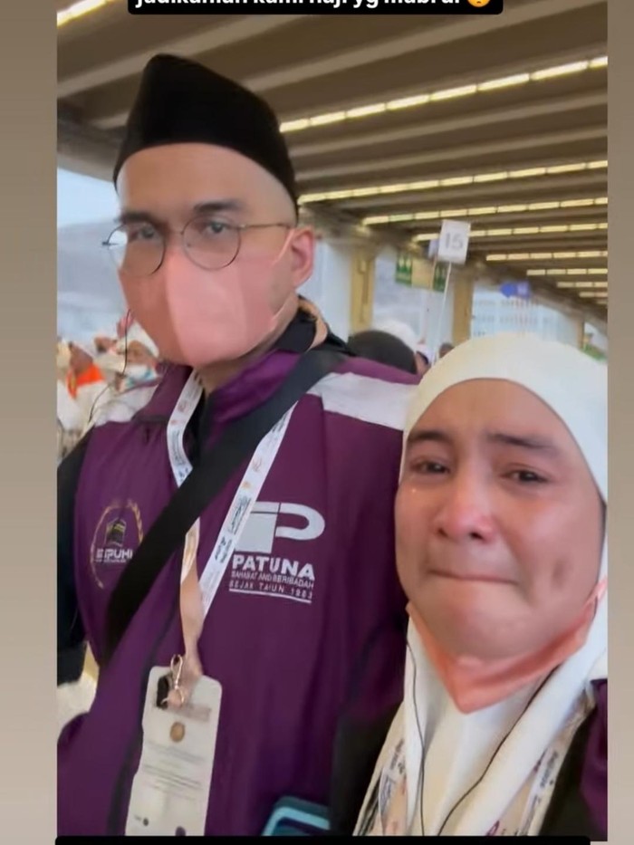 Intan Nuraini naik haji bareng adik dan suami.