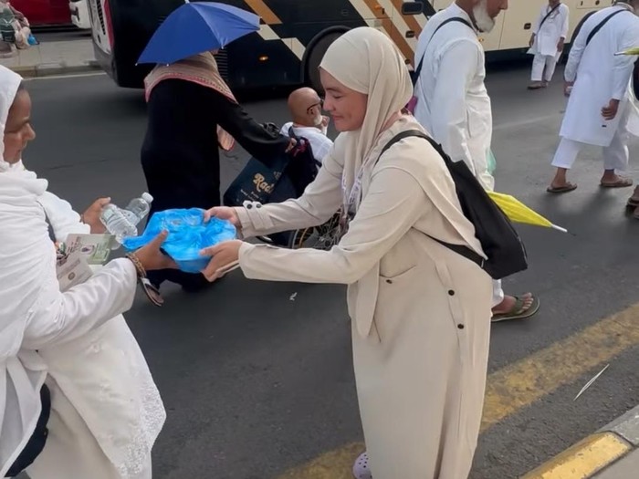Intan Nuraini naik haji bareng adik dan suami.
