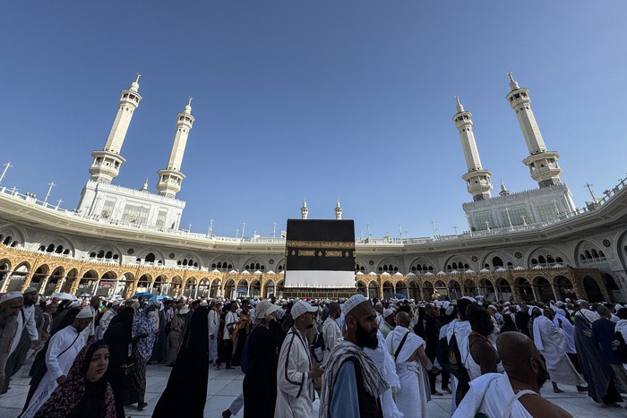 Jamaah haji dari berbagai negara melaksanakan Tawaf Ifadah di Masjidil Haram, Makkah, Arab Saudi, Minggu (31/5/2026). Jamaah haji dari berbagai negara kembali memadati Masjidil Haram untuk menyelesaikan rangkaian ibadah haji yakni Tawaf Ifadah, Sai d
