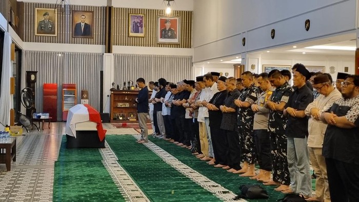 Jenazah eks Menteri Pertahanan Ryamizard Ryacudu disalatkan di kediamannya di Perumahan Puri Wira Bhakti 1/1b Cikeas, Bogor.