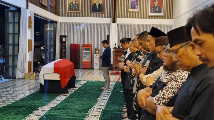 Jenazah eks Menteri Pertahanan Ryamizard Ryacudu disalatkan di kediamannya di Perumahan Puri Wira Bhakti 1/1b Cikeas, Bogor.