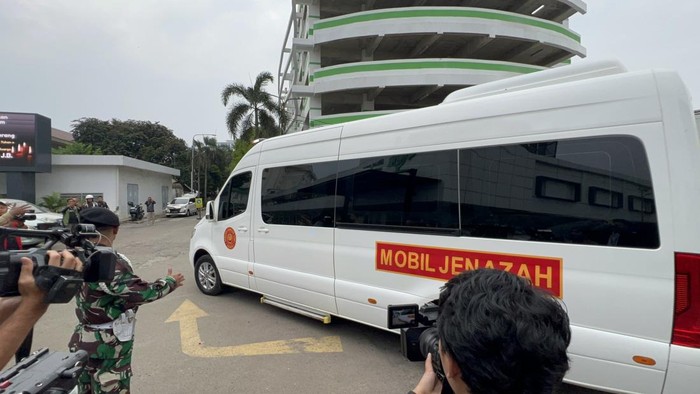 Jenazah Ryamizard Ryacudu diberangaktkan dari RSPAD ke Rumah Duka di Cikeas Bogor.