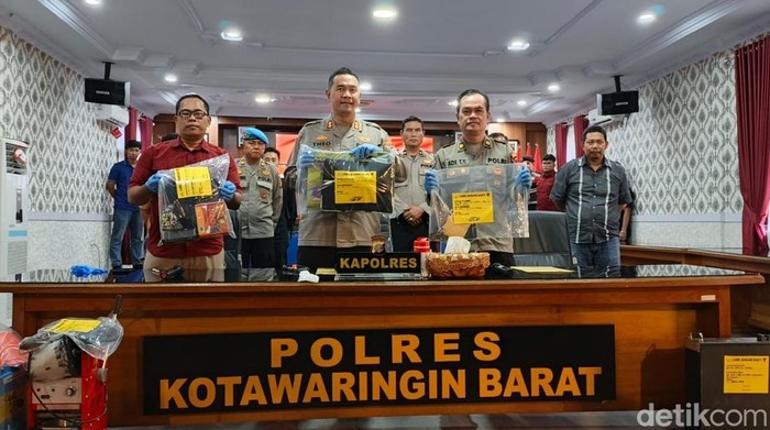 Kapolres Kotawaringin Barat AKBP Theodorus Priyo Santosa (tengah) saat rilis kasus. (Sigit Pamungkas/detikKalimantan)
