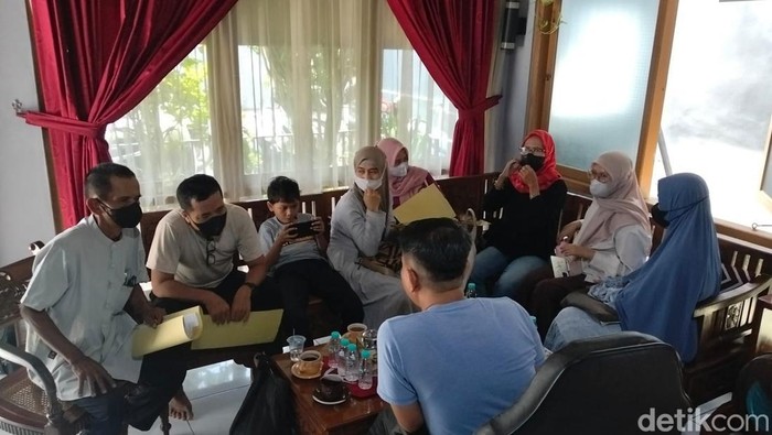 Sejumlah korban investasi bodong Bank Mandiri Taspen Purwokerto saat mengadu ke kantor kuasa hukum di Purwokerto, Minggu (31/5/2026).