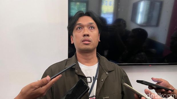 Kepala Cabang Mandiri Taspen Purwokerto, Puguh Setiaris saat memberikan keterangan kepada wartawan terkait investasi bodong yang menyeret oknum pegawainya, Minggu (31/5/2026).
