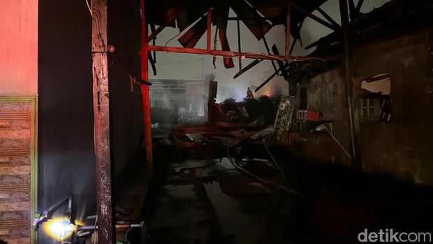 Kebakaran besar terjadi di wilayah Gandamekar, Cikarang Barat, Kabupaten Bekasi, Jawa Barat. (Isal/detikcom)