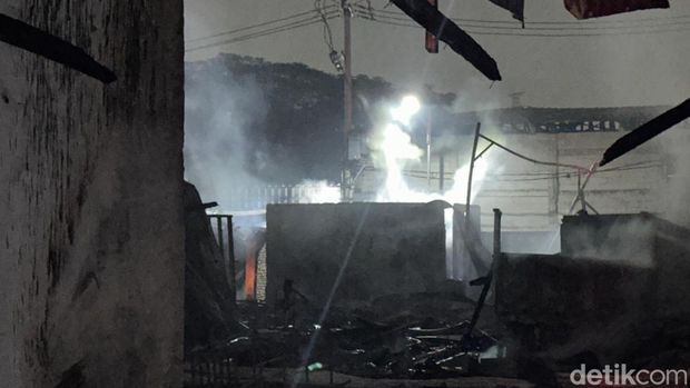 Kebakaran besar terjadi di wilayah Gandamekar, Cikarang Barat, Kabupaten Bekasi, Jawa Barat. (Isal/detikcom)