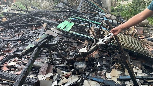 Kebakaran di Blora Penampakan rumah Parji di Desa Ngampon, Kecamatan Jepon, Kabupaten Blora, yang terbakar, Minggu (31/5/2026).