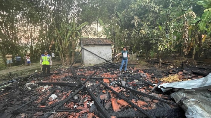 Penampakan rumah Parji di Desa Ngampon, Kecamatan Jepon, Kabupaten Blora, yang terbakar, Minggu (31/5/2026).