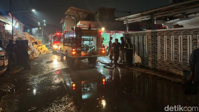 Kebakaran gudang limbah lawon yang berada di permukiman padat penduduk di Gandamekar, Cikarang Barat, Kabupaten Bekasi. (Isal/detikcom)
