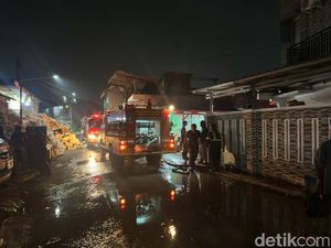 7 Rumah Warga Terbakar Imbas Kebakaran Gudang Limbah Gandamekar Bekasi
