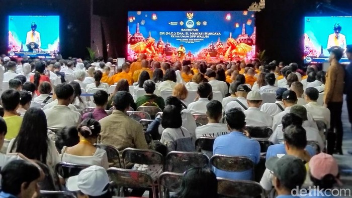 Ketua Umum Walubi Hartati Murdaya saat menyampaikan sambutan Dharmasanti Waisak Nasional di Taman Lumbini Candi Borobudur, Minggu (31/5/2026).