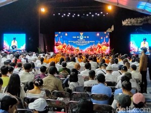 Gibran-Menko Polkam Hadiri Dharmasanti Waisak di Candi Borobudur