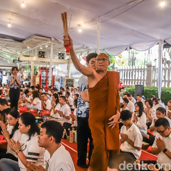 Khidmat Waisak di Jakarta, Umat Buddha Berdoa untuk Kedamaian