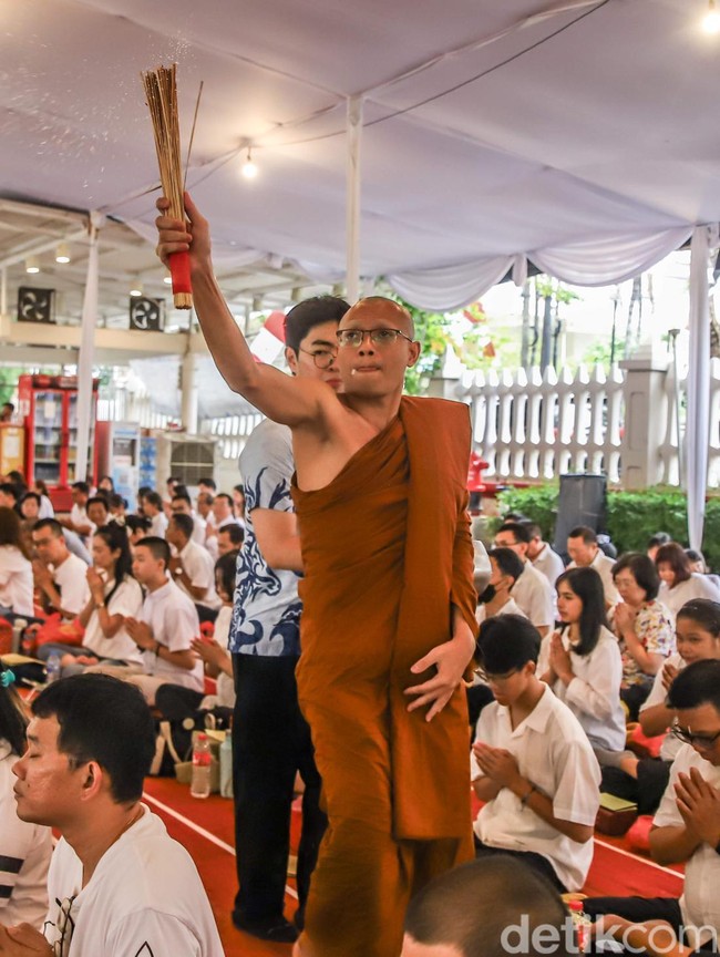 Khidmat Waisak di Jakarta, Umat Buddha Berdoa untuk Kedamaian