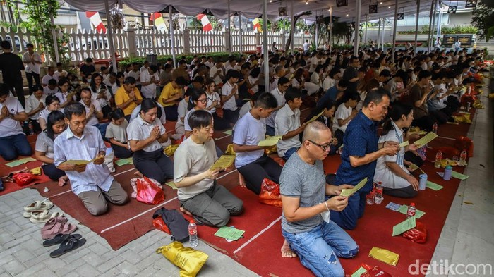 Ratusan umat Buddha mengikuti rangkaian ibadah dalam rangka memperingati Hari Raya Suci Waisak di Vihara Dhammacakka Jaya, Sunter Agung, Jakarta Utara, Minggu (31/5/2026).