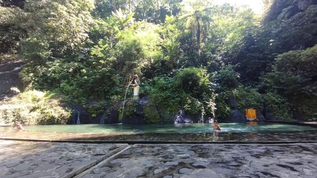 Kolam renang di Taman Magenda Eco Park, Gianyar, Bali, Minggu (31/5/2026). Air kolam sangat bening sehingga dasar kolam terlihat.