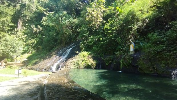 Kolam Renang di Taman Magenda Eco Park Kolam renang di Taman Magenda Eco Park, Gianyar, Bali. Kolam renang sedalam sekitar 1 meter ini memiliki air yang bening dan dingin.
