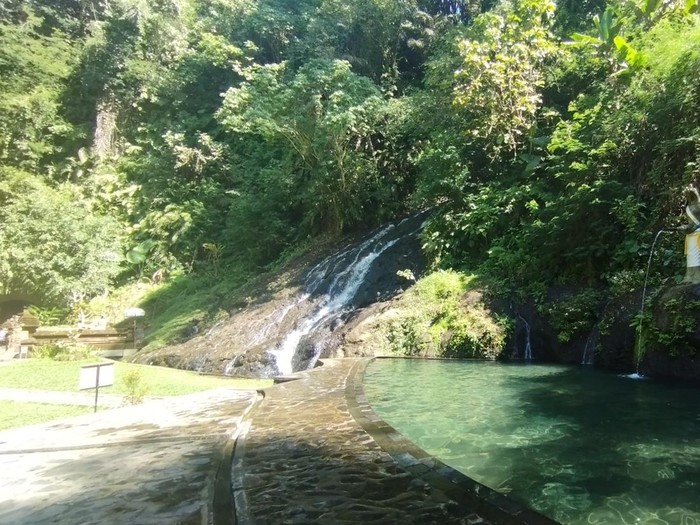 Kolam renang di Taman Magenda Eco Park, Gianyar, Bali. Kolam renang sedalam sekitar 1 meter ini memiliki air yang bening dan dingin.