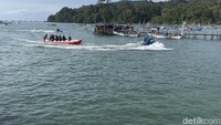 Pantai Timur tak kalah ramainya, wisatawan melakukan aktivitas water sport. Permainan seperti banana boat, naik jetzky, car sky boat, hingga naik perahu berlayar menjadi favorit wisatawan.
