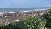Keramaian wisatawan terlihat dari atas menara pos 3, pesisir Pantai Barat Pangandaran dari mulai Ciborok samping Cagar Alam Pangandaran sampai Pangandaran sunset dipenuhi pengunjung.