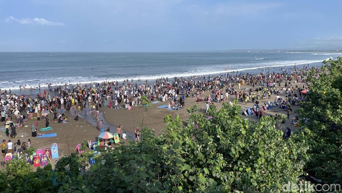 Kondisi di Pantai Pangandaran pada long weekend Idul Adha 2026