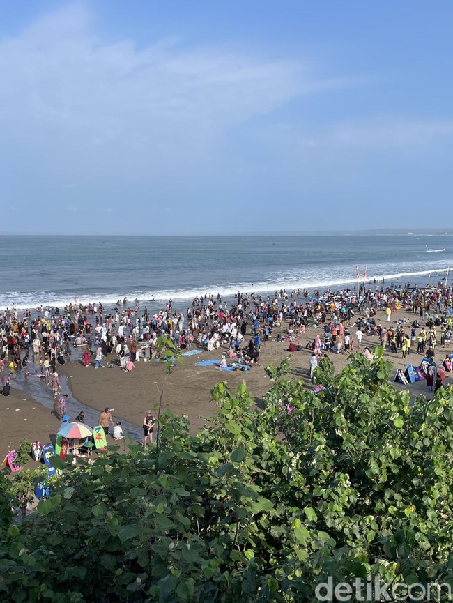 Potret Laut Manusia di Pangandaran Pekan Ini