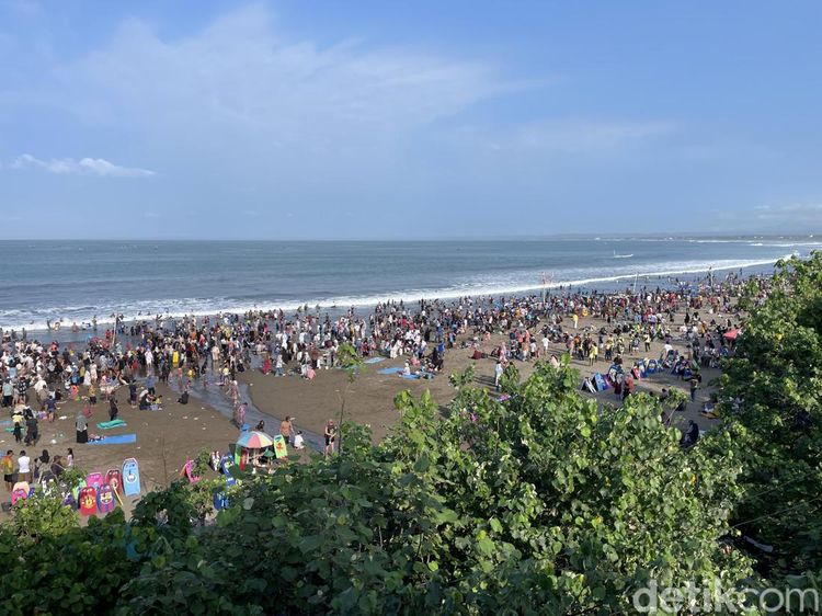 Potret Laut Manusia di Pangandaran Pekan Ini
