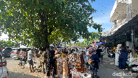 Pusat keramaian tidak hanya terjadi di pesisir pantai, pusat oleh-oleh Nanjung Sari, Nanjung Elok, hingga Pusat Oleh-oleh di Pantai Timur dikerumuni banyak pengunjung.
