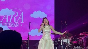 Keduanya chemistry banget ada di atas panggung Java Jazz, berbalut dengan nuansa pop, soul, dan R&B yang bikin penggemar Java Jazz Festival ikut bersenandung. Mereka membawakan lagu Senin sampai Jumat. Foto: Dok.Pingkan/ detikcom
