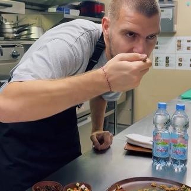 Keren! Kiper Timnas Maarten Paes Ternyata Jago Masak Nasi Goreng