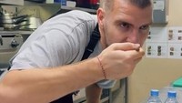 Keren! Kiper Timnas Maarten Paes Ternyata Jago Masak Nasi Goreng