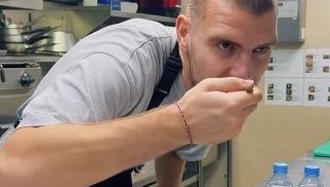 Keren! Kiper Timnas Maarten Paes Ternyata Jago Masak Nasi Goreng