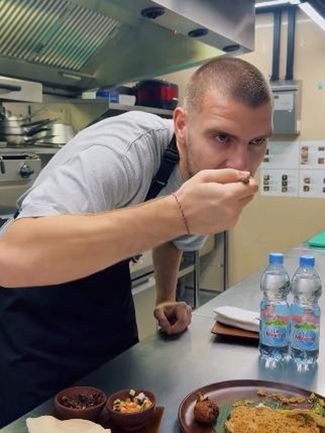 Keren! Kiper Timnas Maarten Paes Ternyata Jago Masak Nasi Goreng