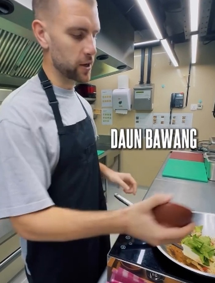 Keren! Kiper Timnas Maarten Paes Ternyata Jago Masak Nasi Goreng