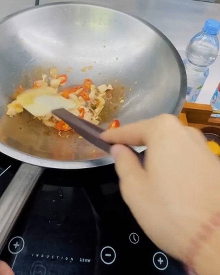 Keren! Kiper Timnas Maarten Paes Ternyata Jago Masak Nasi Goreng