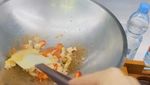 Keren! Kiper Timnas Maarten Paes Ternyata Jago Masak Nasi Goreng