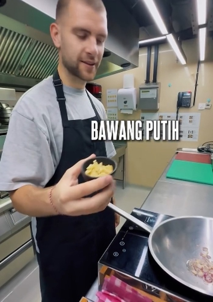 Keren! Kiper Timnas Maarten Paes Ternyata Jago Masak Nasi Goreng