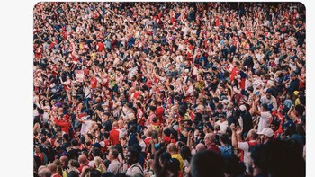 Akun resmi Arsenal tetap mengajak para fans merayakan musim ini. Foto: X.com